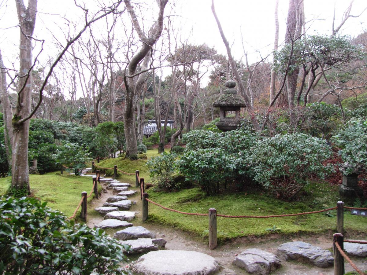 garden path at Ōkōchi Sansō, Kyoto